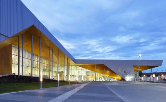 51a82d7cb3fc4b10be0003f9_commonwealth-community-recreation-centre-maclennan-jaunkalns-miller-architects_02-528×326